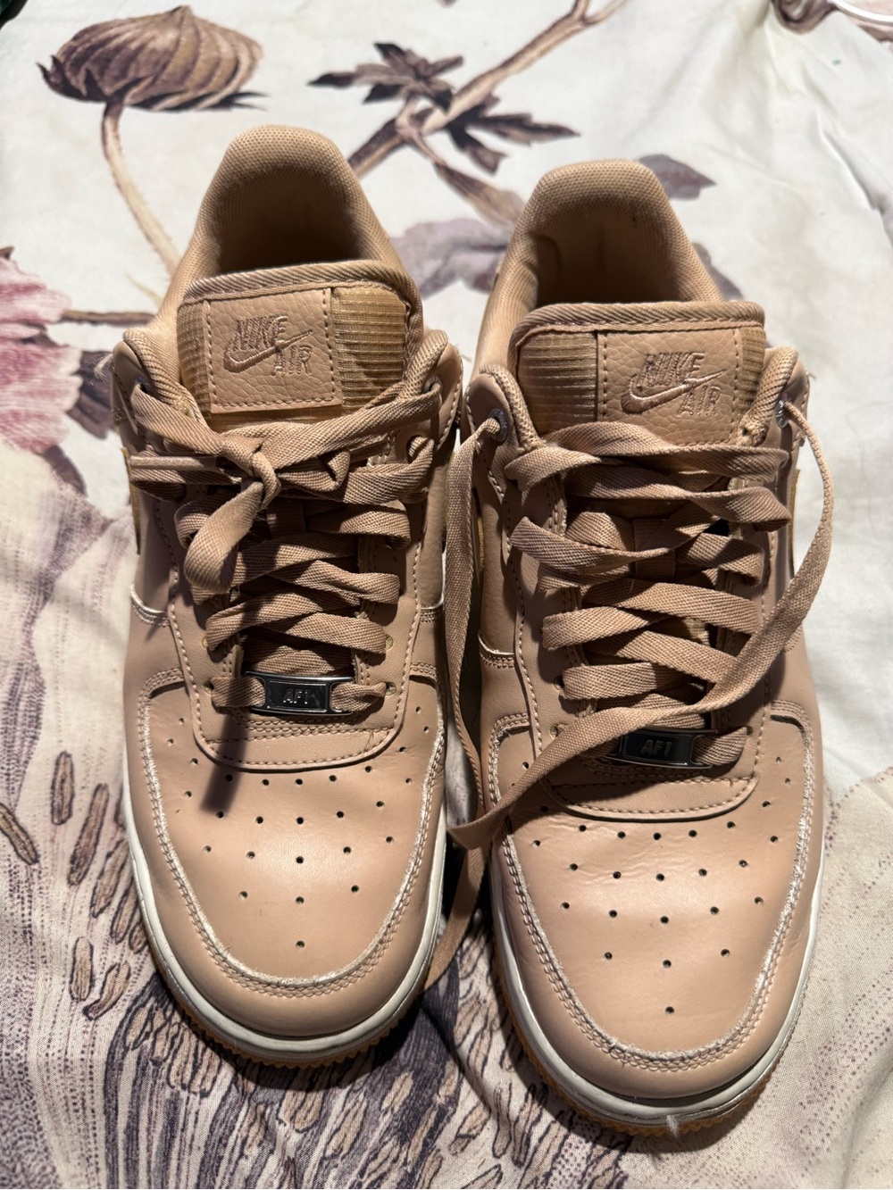 Nike woman’s Low-Top Sneakers in Beige/Tan